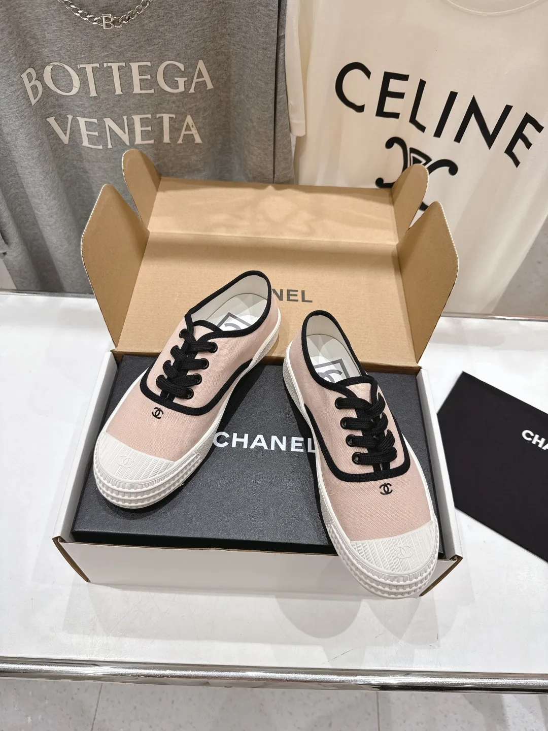 👟👟Ex-factory price 400👟👟 -Chanel* Xiaoxiang 2025ss latest casual shoes, currently super popular biscuit shoes. Internet celebrity Xiaohongshu is crazy about hot recommendations. The silly and cute style has a retro flavor! Special shape, very recognizable, slim and long legs, absolutely powerful, very comfortable to wear, good-looking, comfortable, and heightening. I must recommend it to everyone, the main feature of this year's series, minimalist style ✔Fabric: original customized canvas ✔Foot: water-dyed cowhide, comfortable foot feel ✔Outsole: molded high-elastic rubber platform outsole ✔Number: 35-39 (customized in 40)